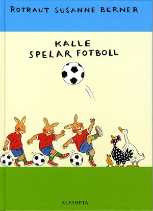 Kalle spelar fotboll / Rotraut Susanne Berner ; översättning: Monika Staub