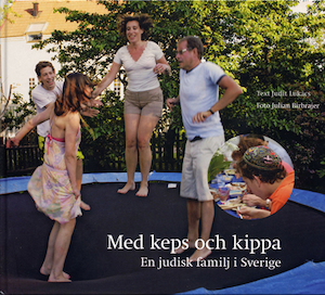 Med keps och kippa : en judisk familj i Sverige / Judit Lukács ; foto: Julian Birbrajer ; [faktagranskning: Morton Narrowe och Maynard Gerber]