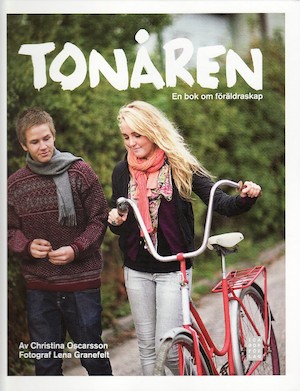 Tonåren : en bok om föräldraskap / av Christina Oscarsson ; fotograf: Lena Granefelt ; [teckningar: Sophie Gyllenram ...]