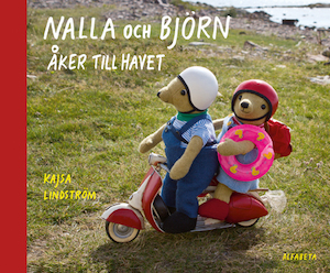Nalla och Björn åker till havet / Kajsa Lindström